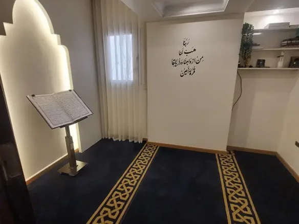 شقه 173م للتمليك شارع موازي لسيد زكريا بالقرب من مستشفي النزهه الدولي شيراتون المطار