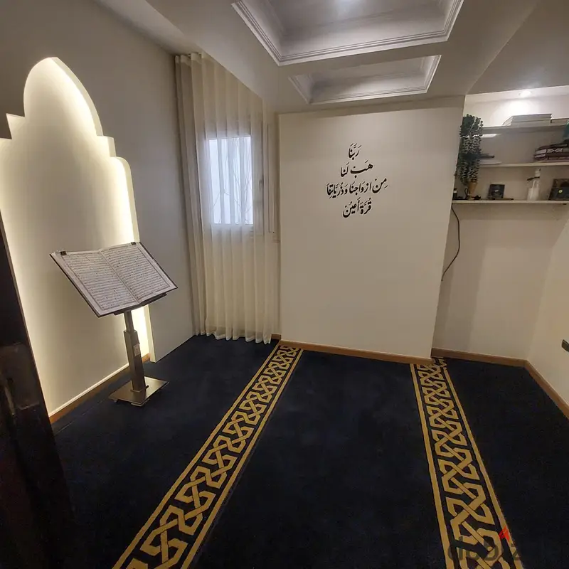 شقه 173م للتمليك شارع موازي لسيد زكريا بالقرب من مستشفي النزهه الدولي شيراتون المطار