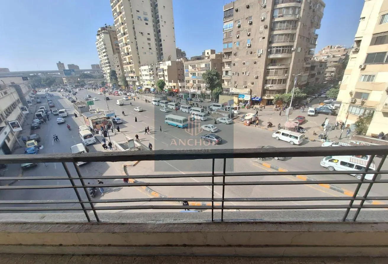 شقة على شارع التحرير الرئيسي أمام المترو مباشرة
